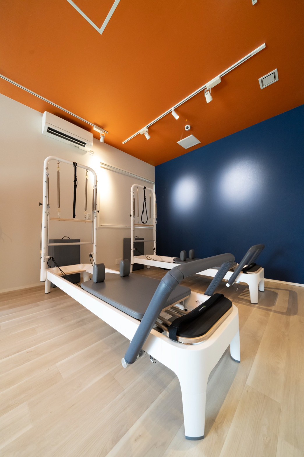 スタジオ内観(リフォーマー複数台)